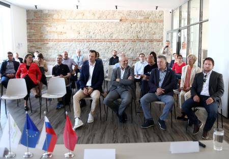 Okrogla miza Notranjsko primorske novice 05 Foto Ljubo Vukelič